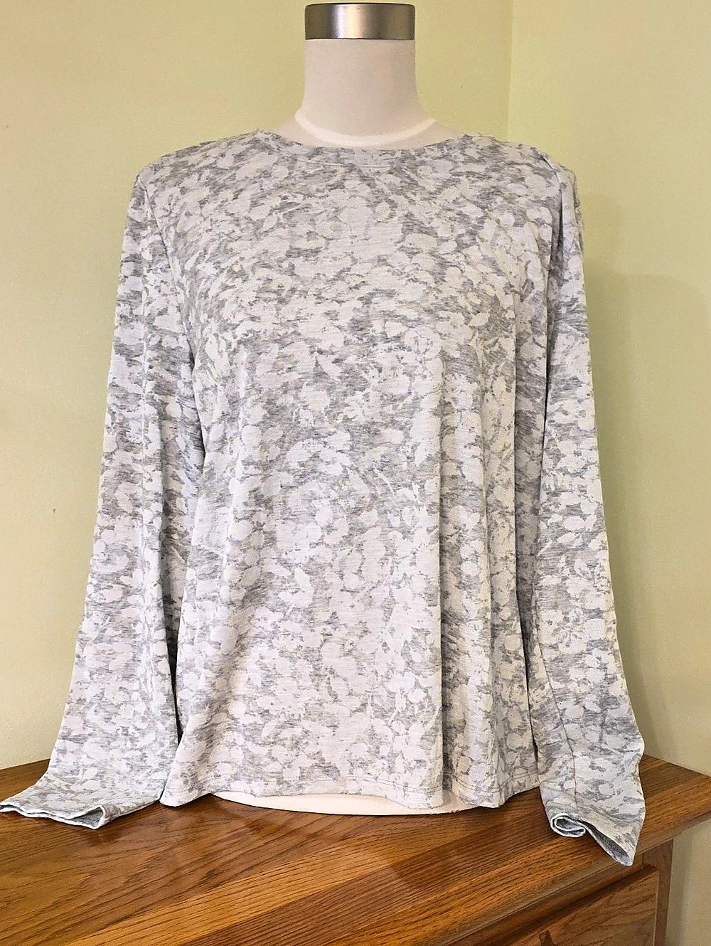 Simply Vera Wang Floral Long Sleeve Top Gray & White XL Like New